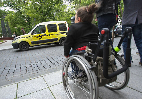 Specialus taksi dirbs visą parą ir vežios neįgaliuosius