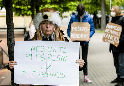 Gyvūnų mylėtojai rinkosi prie Aplinkos ministerijos