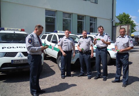 &Scaron;alčininkų rajono policijos komisariato pareigūnai ir antikorupciniais lipdukais paženklintas tarnybinis transportas.
