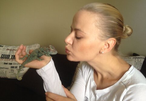 Renata Jampolskė su chameleonu