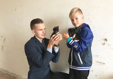 Klaudijus ir Domas su pagautais kačiukais