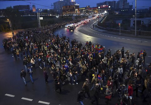 Armėnijoje į demonstraciją dėl neramumų Kalnų Karabache susirinko tūkstančiai