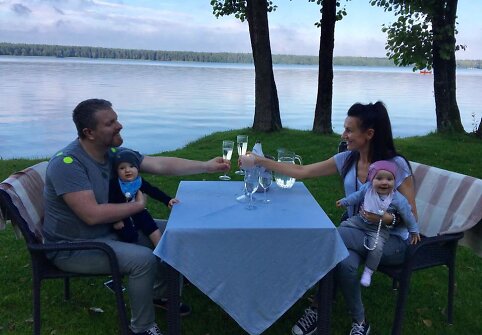 Katažina ir Deivydas Zvonkai su dvynukais Kornelija ir Donatu