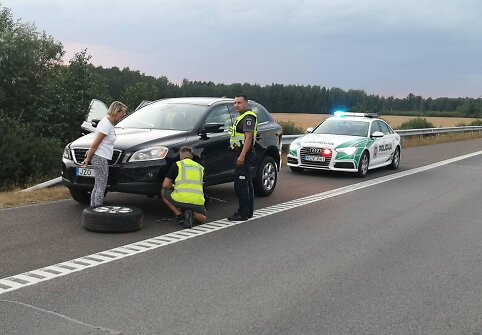 Policijos pareigūnai gelbsti bėdos i&scaron;tiktai moteriai.