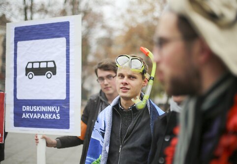 Jaunieji konservatoriai po Vyriausybės langais &scaron;aipėsi i&scaron; Druskininkų skandalo