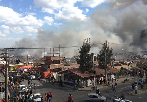 Valandą trukusi galingų sprogimų serija nu&scaron;lavė nuo žemės pavir&scaron;iaus fejerverkų turgų Tultepeko mieste.