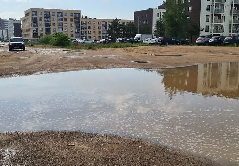 &bdquo;&Scaron;iaurės pa&scaron;vaistės&ldquo; kvartalo gyventojai po liūčių sunkiai pasiekia savo namus.