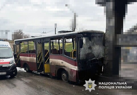 Rusai ap&scaron;audė keleivinį autobusą Chersone