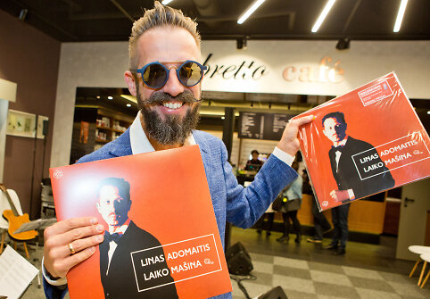Lino Adomaičio vinilo pristatymo akimirka