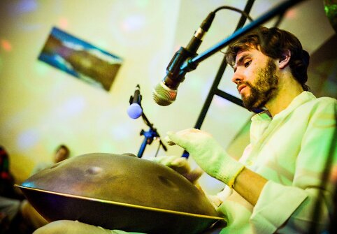 Tomas groja Lietuvoje labai neįprastu instrumentu