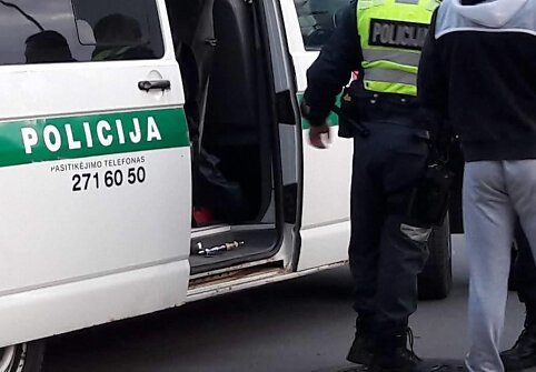 Vilniaus policija tramdė kirviu mosavusį vyrą