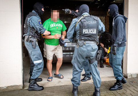 Policijos pareigūnai krečia įtariamųjų namus &Scaron;alčininkų rajone