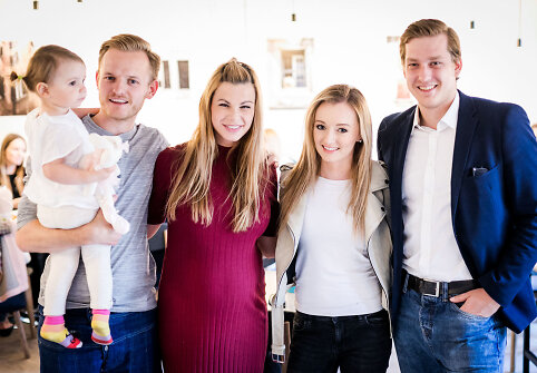 &Scaron;arūnas ir Laura Mazalai su dukra Deimile bei Ugnė Galadauskaitė ir Marius Siparis