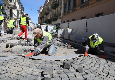 Konstruojamoje Vilniaus gatvėje jau klojama trinkelių danga