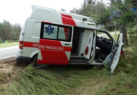 Nuo kelio nuvažiavęs GMP automobilis 