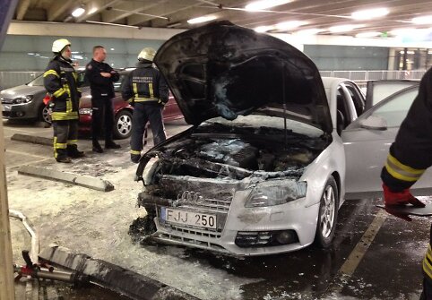 Kauno prekybos centre &bdquo;Akropolis&ldquo; užsidegė &bdquo;Audi A6&ldquo;