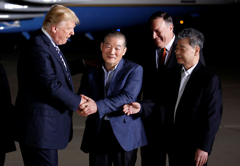 Lėktuvas su trimis &Scaron;iaurės Korėjos paleistais amerikiečiais nutūpė netoli Va&scaron;ingtono