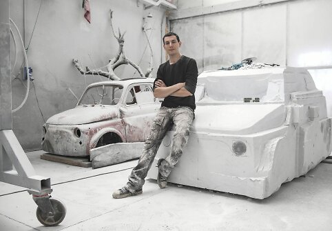 Menininkas Italijoje kuria &bdquo;Fiat 500&ldquo; skulptūrą i&scaron; marmuro
