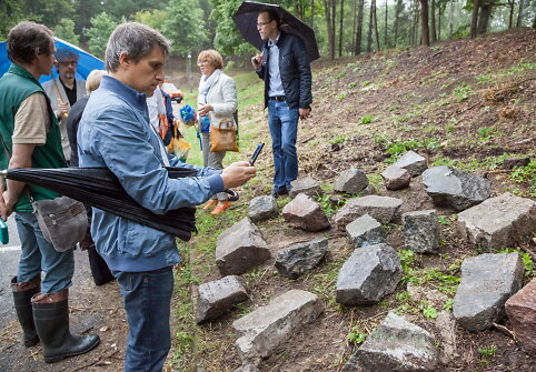 Žydų paminkliniai akmenys pagarbiai sugrįžta į senąsias žydų kapines Olandų gatvėje