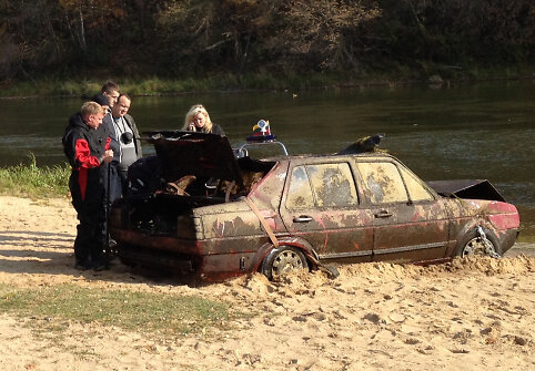 Vilniuje, Žirmūnų paplūdimyje i&scaron; Neries i&scaron;trauktas automobilis.