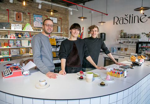 Kavinės &bdquo;Ra&scaron;tinė&ldquo; &scaron;eimininkai ir barista
