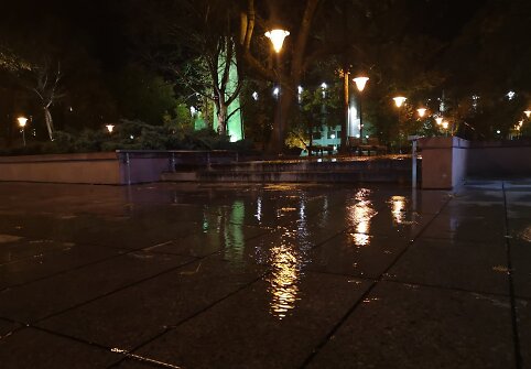 Kudirkos aik&scaron;tėje Vilniaus centre patvino fontanas