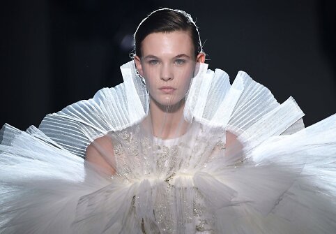 &bdquo;Giambattista Valli&ldquo; 2019 m. pavasario ir vasaros kolekcijos modelis