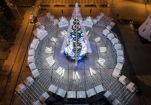 Įžiebta Vilniaus Kalėdų eglė &bdquo;Laikas&ldquo; &ndash; lyg stilizuotas laikrodis