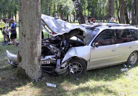Nuo kelio nuvažiavo &bdquo;Opel Omega&ldquo; ir skaudžiai rėžėsi į medį