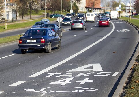 Vilniaus gatvėse padaugėjo vie&scaron;ajam transportui skirtų eismo juostų.