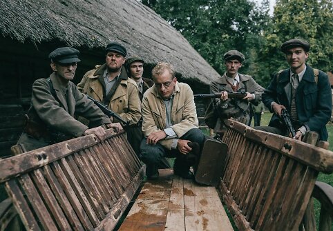 Severinas Norgaila (centre) filme &bdquo;Purpurinis rūkas&ldquo;