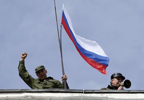 Prorusi&scaron;ki Krymo aktyvistai i&scaron;kėlė Rusijos vėliavą ant Ukrainos karinių jūrų pajėgų &scaron;tabo Sevastopolyje 