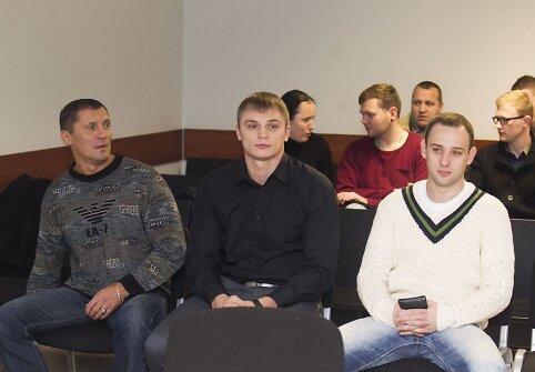 Sergejus Maslobojevas (centre)