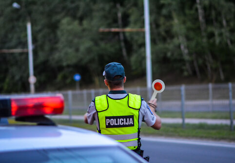 Naktinio reido Vilniuje metu nustatyti be teisių ar valstybinių numerių važiavę vairuotojai