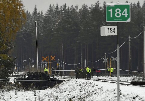 Suomijoje traukinys susidūrė su kariuomenės visureigiu