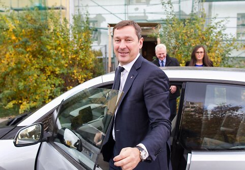 Vilniaus meras Artūras Zuokas vairuoja savo naująjį BMW I3
