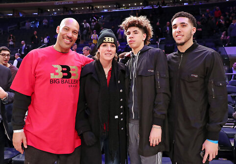 LaVaras Ballas ir Tina Ball su sūnumis LaMelo Ballu ir LiAngelo Ballu