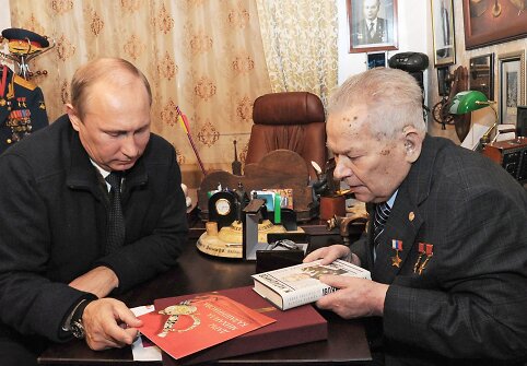 Vladimiras Putinas ir Michailas Kala&scaron;nikovas