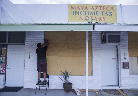 Bahamų ir Floridos valstijos gyventojai ruo&scaron;iasi artėjančiam uraganui Dorian