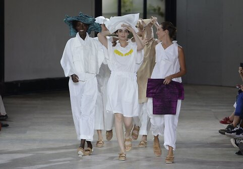 &bdquo;Issey Miyake&ldquo; 2019 m. pavasario ir vasaros kolekcijos modeliai