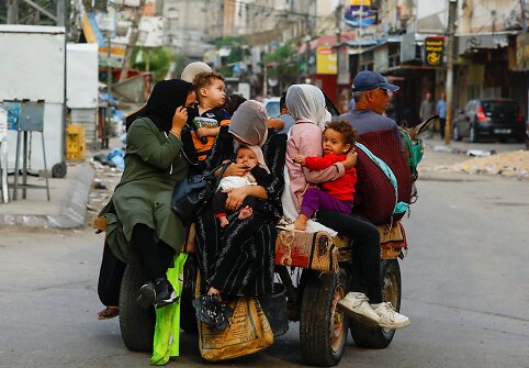 Palestiniečiai bėga i&scaron; savo namų po Izraelio atakų Gazos Ruože