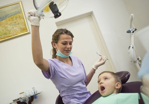 &Scaron;e&scaron;tadienį daugiavaikių &scaron;eimų vaikai lankėsi odontologijos klinikoje.