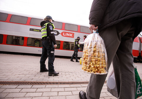 Pareigūnai stotyse tikrino keliautojų dokumentus