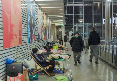 Ukrainiečių pabėgėliai glaudžiasi stotyje