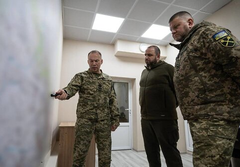 Ukrainos sausumos pajėgų vadas Oleksandras Syrskis, gynybos ministras Rustemas Umerovas ir pajėgų vyriausiasis vadas Valerijus Zalužnas