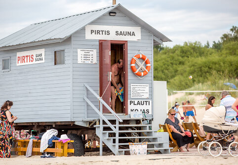 Viktoras Uspaskichas poilsiauja Palangos paplūdimyje