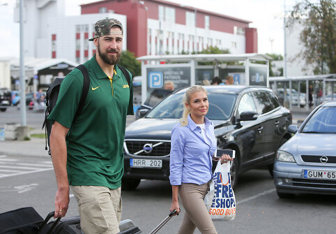 Jonas Valančiūnas su žmona Egle