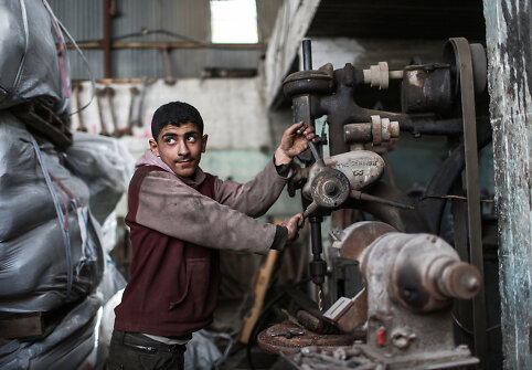 Paaugliai palestiniečiai, dirbantys mechanikais, kad galėtų padėti savo &scaron;eimoms