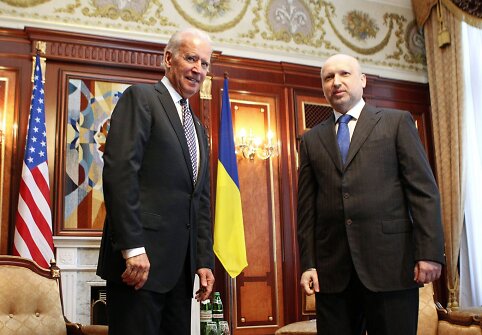 JAV viceprezidentas Joe Bidenas ir laikinasis Ukrainos prezidentas Oleksandras Turčynovas