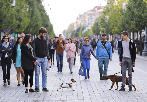 Rudenį sugrįžusi vasara pakvietė į skverus ir parkus